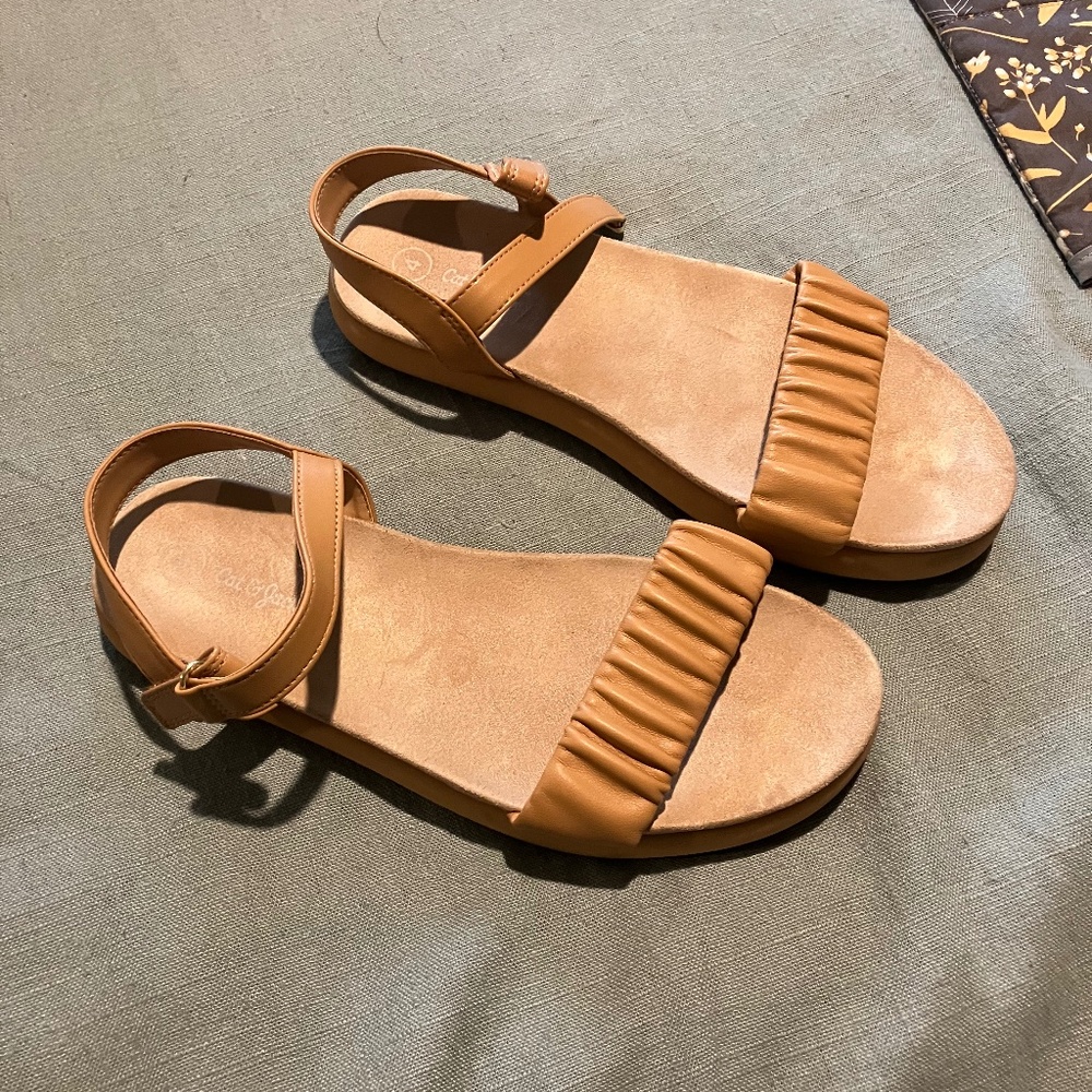 Women’s/Girl’s Sandals - Size 7/4